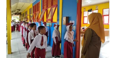 Menyanyikan Indonesia Raya